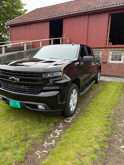 Chevrolet Silverado 3 of 5