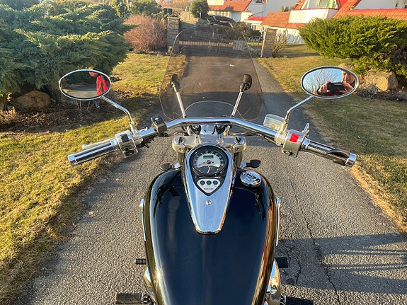 Kawasaki VN 900 Custom 3 of 5