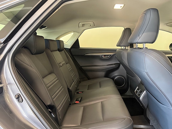 Lexus NX300h 4 of 5