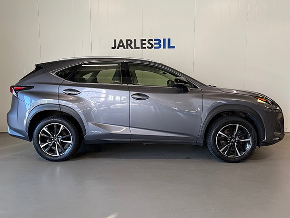 Lexus NX300h 2 of 5