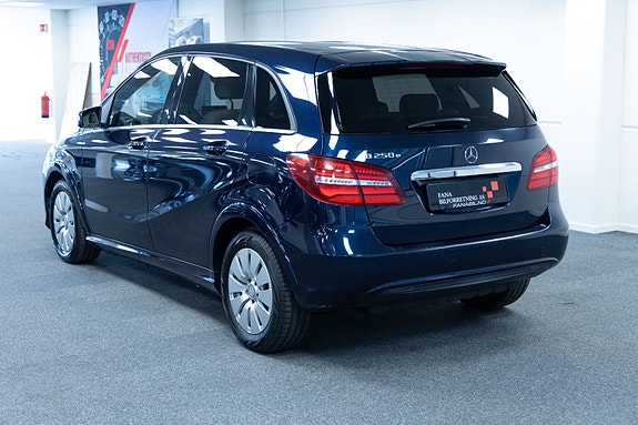 Mercedes-Benz B250 2 of 5