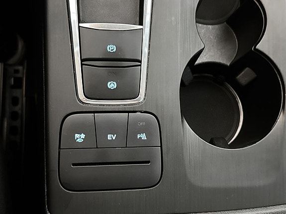 Kontrollpanel med knapper for EV-modus og parkeringsassistanse.
