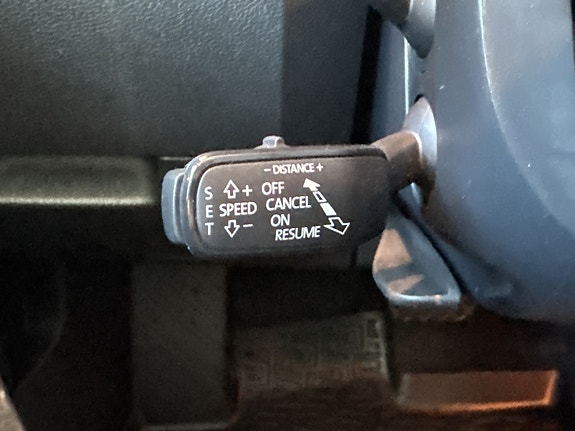 Kjør trygt med smart cruisecontrol for hastighets- og avstandsjustering.