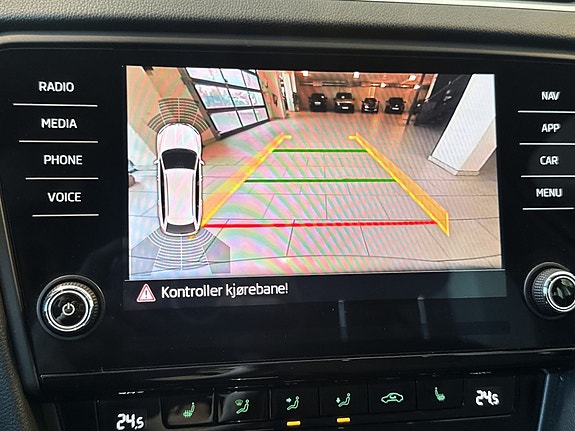 Kamera og parkeringshjelp for enkel manøvrering.