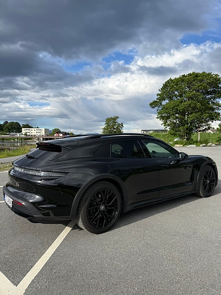 Porsche Taycan Cross Turismo 2 of 5