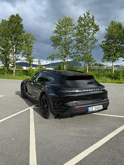 Porsche Taycan Cross Turismo 3 of 5