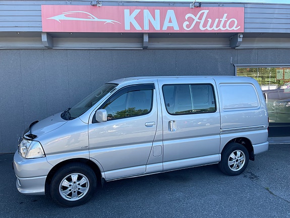 Toyota HiAce 2 of 5