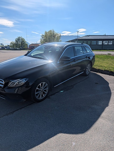 Mercedes-Benz E220 d 2 of 9