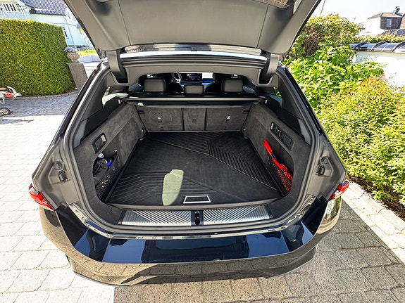 BMW i5 12 of 17