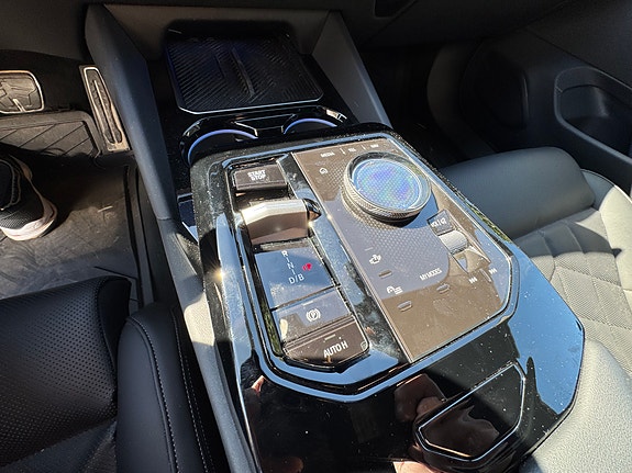 BMW i5 9 of 17