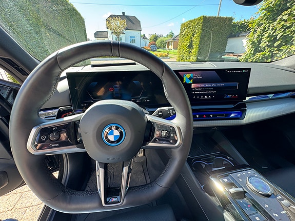 BMW i5 7 of 17