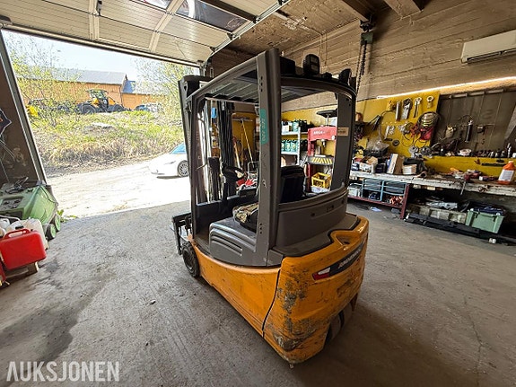 Jungheinrich EFG220 Elektrisk Motvektstruck 2 of 5