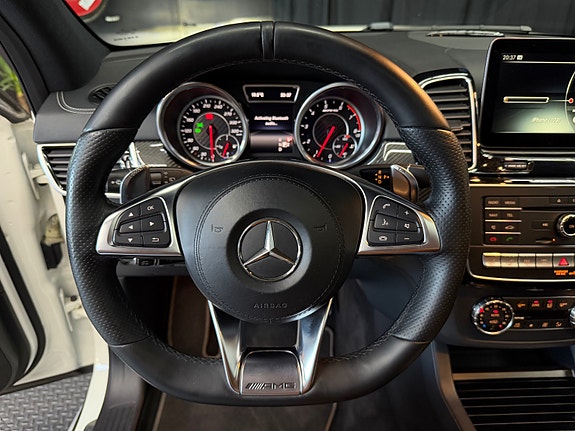 Mercedes-Benz GLS63 16 of 23