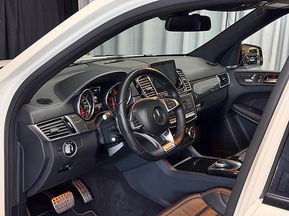 Mercedes-Benz GLS63 15 of 23