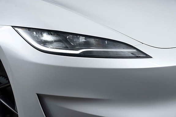 Tesla Model 3 4 of 5
