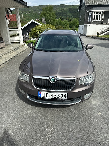 Skoda Superb 2 of 3