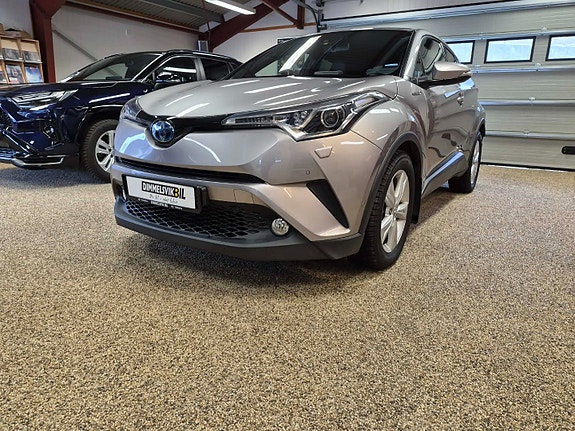 Toyota C-HR 2 of 30
