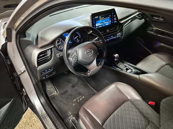 Toyota C-HR 12 of 30