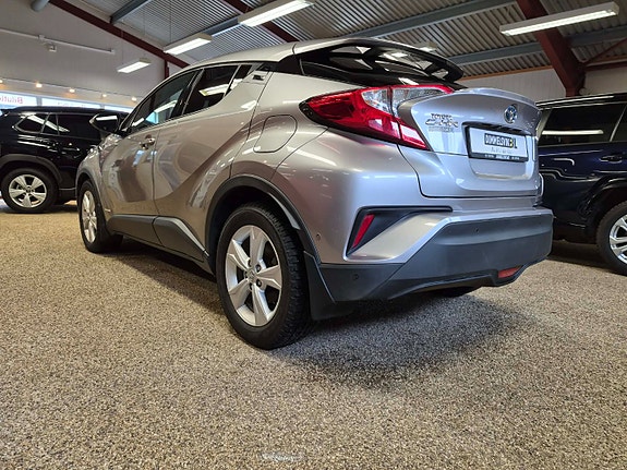 Toyota C-HR 4 of 30