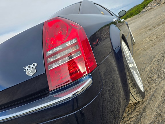 Chrysler 300C 10 of 23
