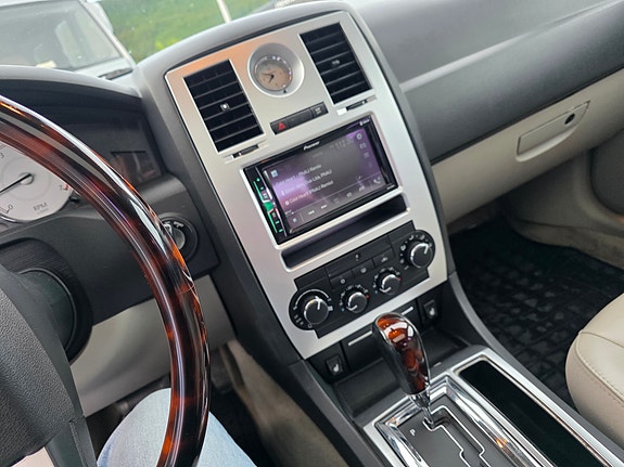 Chrysler 300C 16 of 23