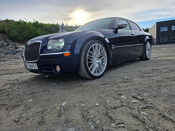 Chrysler 300C 2 of 5