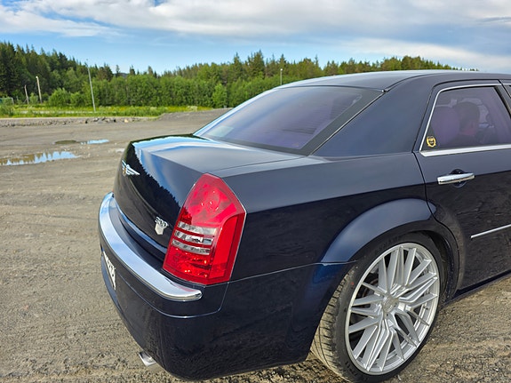 Chrysler 300C 11 of 23