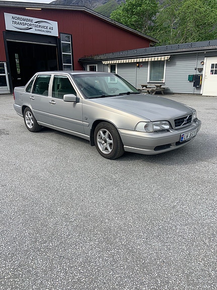 Volvo S70 2 of 5
