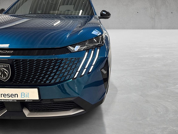 Peugeot e-5008 2 of 21