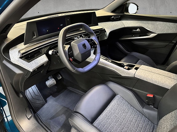 Peugeot e-5008 13 of 21