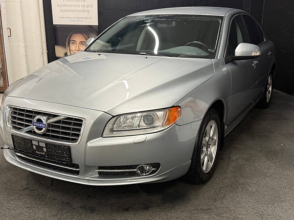 Volvo S80 4 of 5