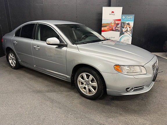 Volvo S80 2 of 5
