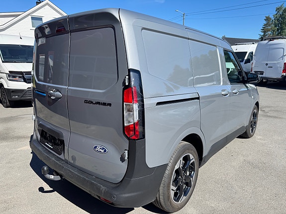 Ford E-Transit Courier 4 of 5