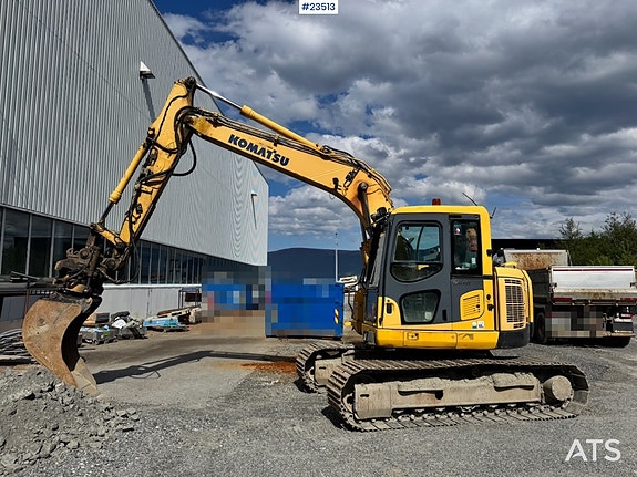 Komatsu PC138US-8 Beltegraver m/rototilt – 2 skuffer – klype – avretningsbjelke SE VIDEO 3 of 5
