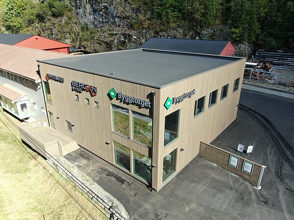 Administrasjonsbygg og butikk