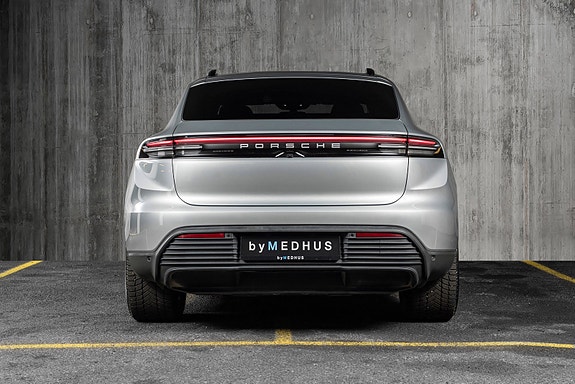 Porsche Macan 7 of 30