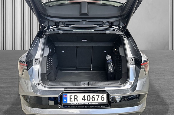 Med  545 liter bagasjeplass og opptil 1 670 liter når setene er nedfelt, og elektrisk bakluke