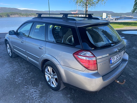 Subaru Legacy 2 of 5