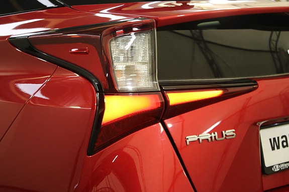 Toyota Prius 16 of 30