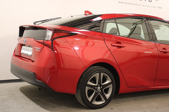 Toyota Prius 7 of 30