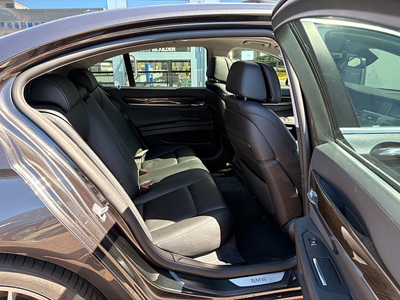 BMW 750d 24 of 25