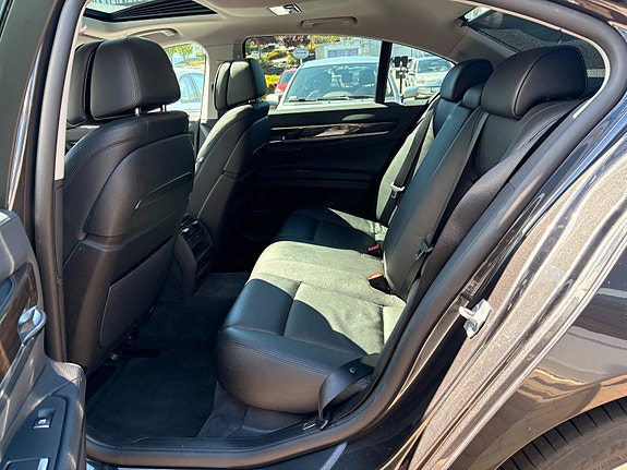BMW 750d 23 of 25