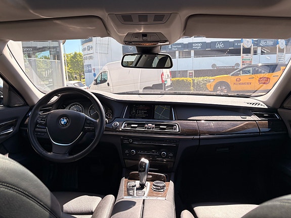 BMW 750d 16 of 25
