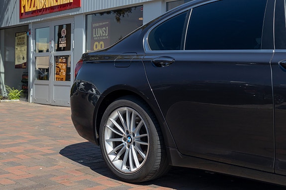 BMW 750d 8 of 25