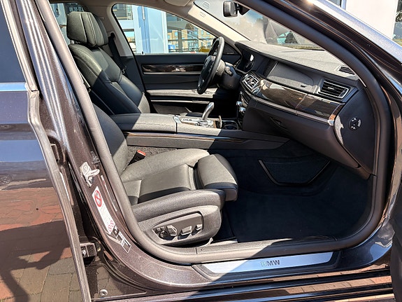 BMW 750d 21 of 25