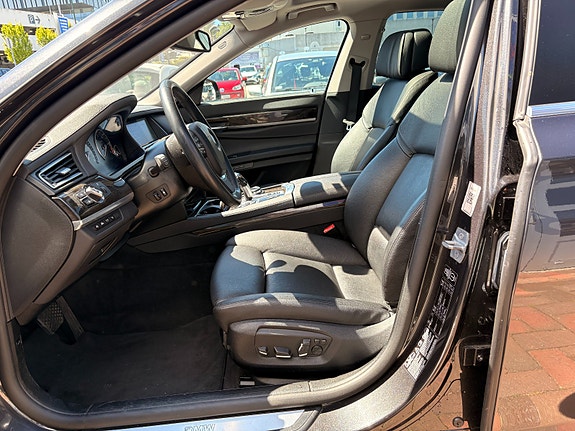 BMW 750d 11 of 25
