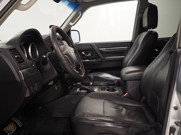 Mitsubishi Pajero 9 of 30