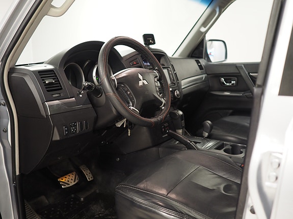 Mitsubishi Pajero 8 of 30
