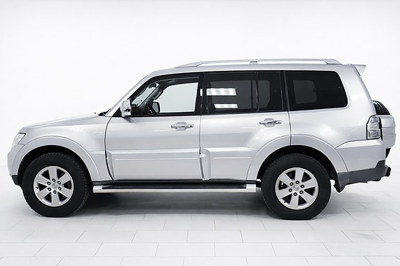 Mitsubishi Pajero 2 of 30