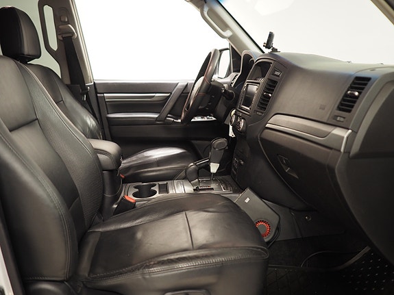 Mitsubishi Pajero 12 of 30